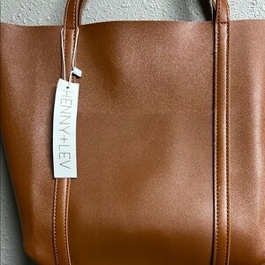 HENNY+LEV  Elegant Brown Leather Tote with Structured Design